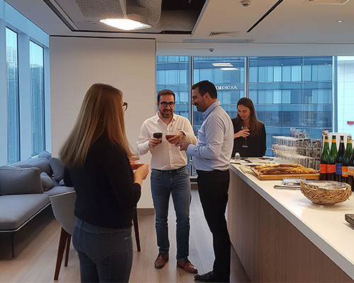 הרמת כוסית במשרד