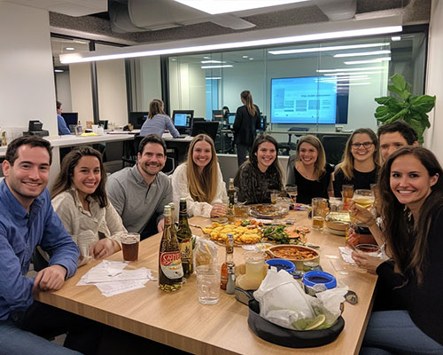 אנשים אוכלים במשרד