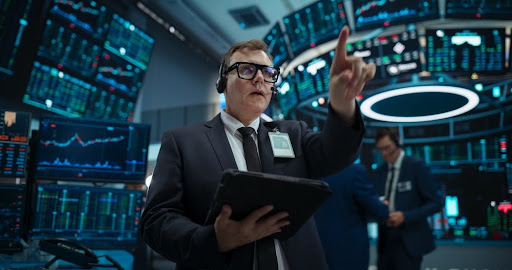 הדרך להשקעה חכמה: הכל על עמלות מסחר ב-2025